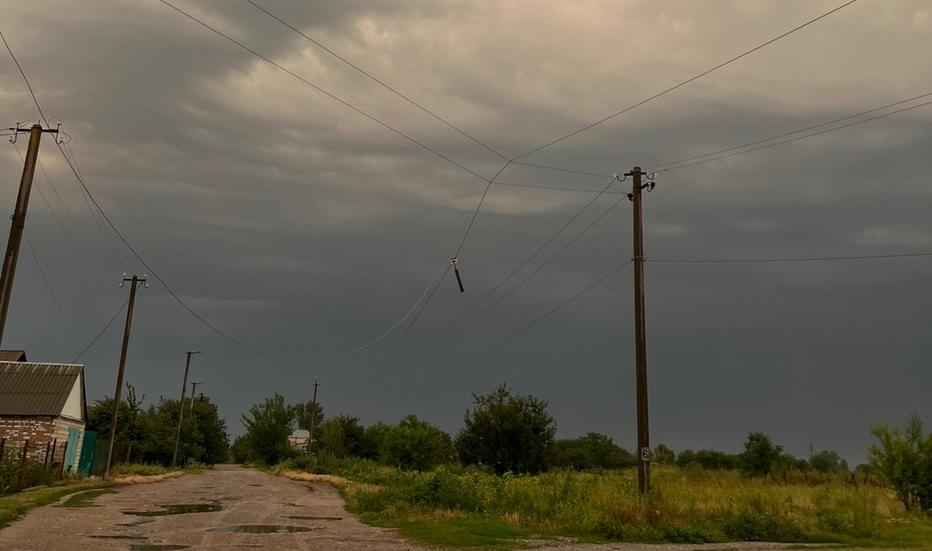 negoda-na-kijivshchini-energetiki-dtek-kijivski-regionalni-elektromerezhi-likvidovuyut-naslidki-bureviyu-1
